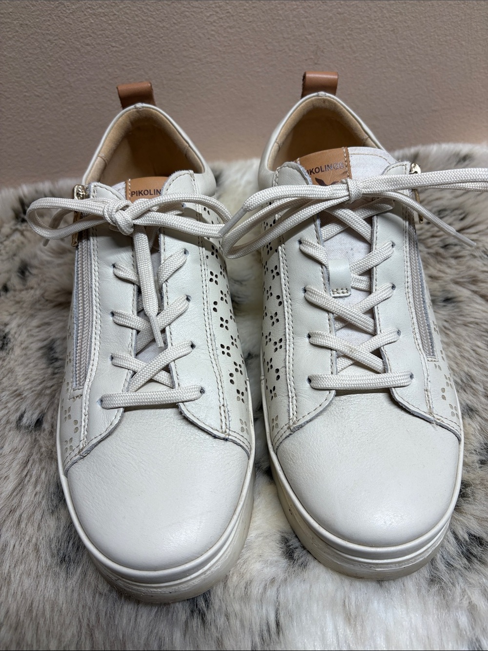 Pikolinos zippered sneaker